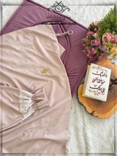 لباس صلاة عادي بلا سجادة وبلا مصحف