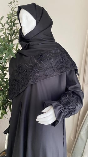 لباس بطرحة أسود