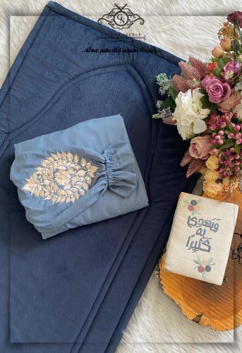 سجادة صلاة بنقشة اوراق الشجر بلا مصحف وبلا لباس صل...