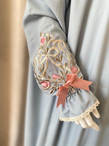 لباس صلاة بطرحة مطرز بمنتهى الأناقة والتميز. بلون...