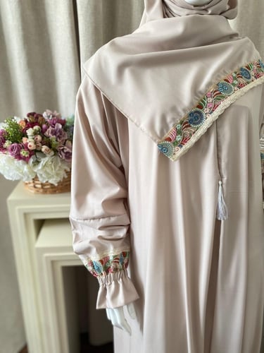 لباس صلاة بطرحة بلون بيج