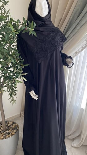 لباس بطرحة أسود