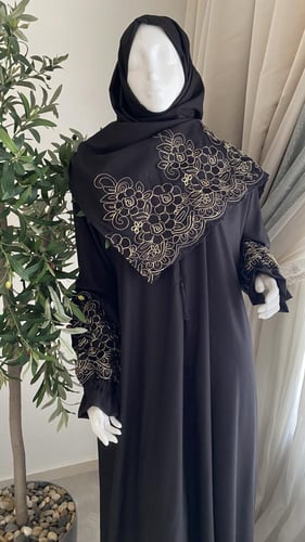 لباس بطرحة أسود