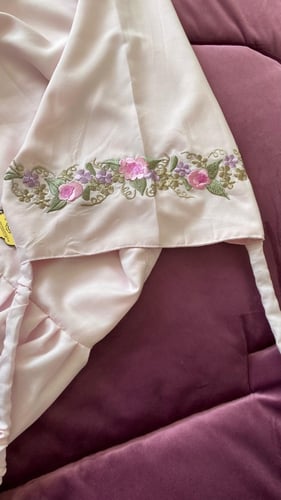 لباس مطرز مميز للمكلفات