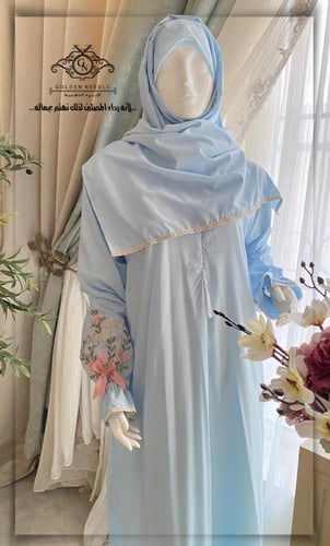 لباس صلاة بطرحة مطرز سماوي