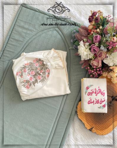 طقم صلاة بلباس بطرحة