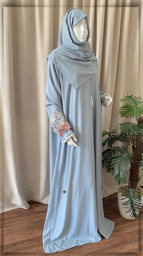 لباس صلاة بطرحة مطرز بمنتهى الأناقة والتميز. بلون...