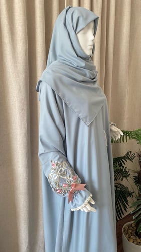 لباس صلاة بطرحة مطرز بمنتهى الأناقة والتميز. بلون...