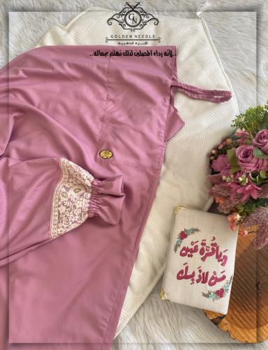 لباس صلاة عادي بلا سجادة وبلا مصحف