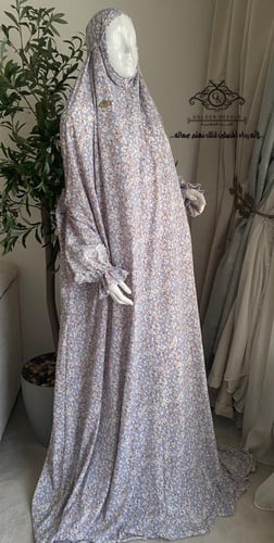 لباس صلاة عادي بدون سجادة ومصحف