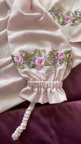 لباس مطرز مميز للمكلفات