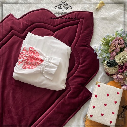 طقم صلاة بلباس بطرحة وسجادة ومصحف