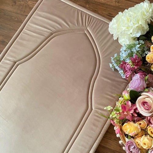 سجادة صلاة بلون بيج