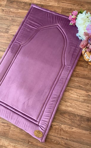 سجادة صلاة بلون بنفسجي