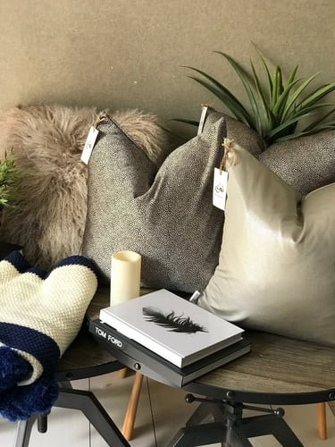 غطاء وسادة إيلين منقط أسود