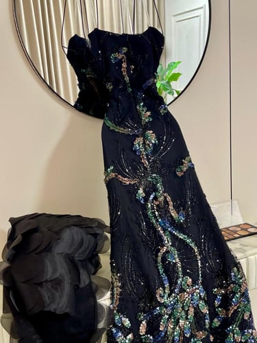 فستان أسود مطرّز بألوان ملكية فاخرة