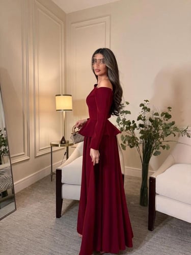 فستان خمري راقي بتطريز ذهبي ناعم