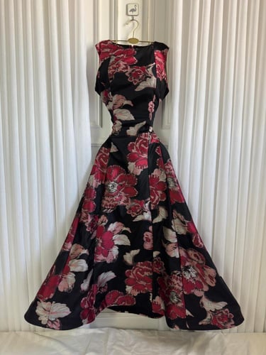 فستان أسود بنقشة ورود حمراء وقصة راقية