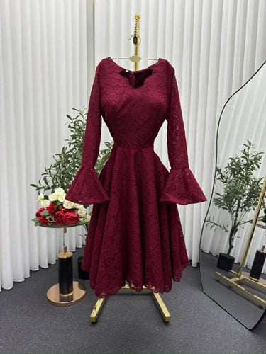 فستان دانتيل خمري أنيق بقصة أنثوية فاخرة