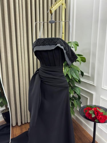 فستان سهرة أسود أوف شولدر بتصميم كورسيه فاخر