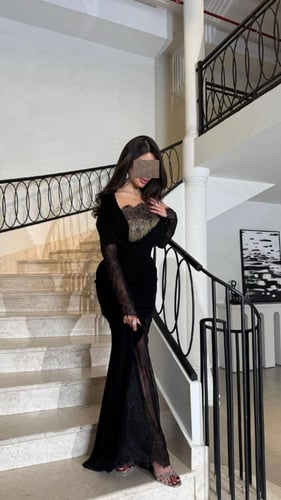 فستان سهرة أسود دانتيل بإطلالة أنثوية فاخرة
