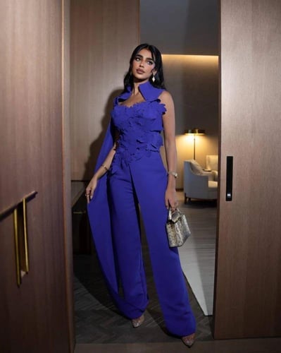 جمبسوت سهرة أزرق ملكي بوشاح كاب وورود