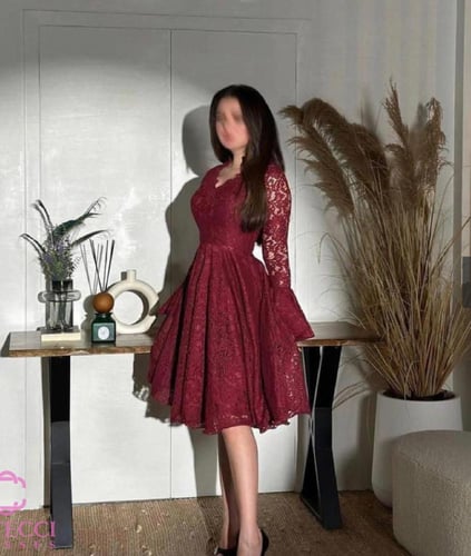 فستان دانتيل خمري أنيق بقصة أنثوية فاخرة