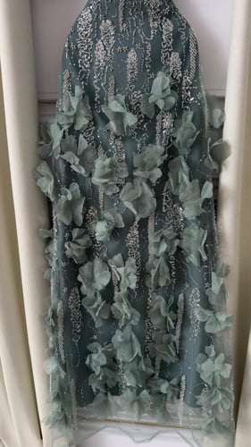 فستان سهرة أخضر مطرز بزهور ثلاثية الأبعاد