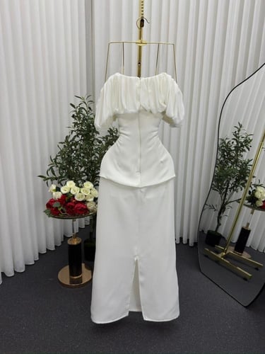 فستان أوف وايت أنيق بقصة عصرية راقية