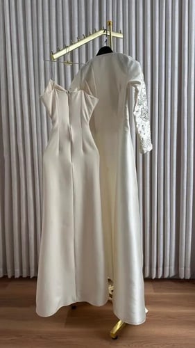 فستان أبيض بجاكيت مطرز لإطلالة عيد فاخرة