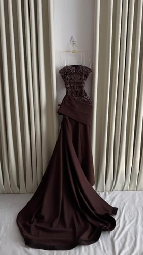 فستان سهرة بني داكن مطرز مع ذيل فاخر