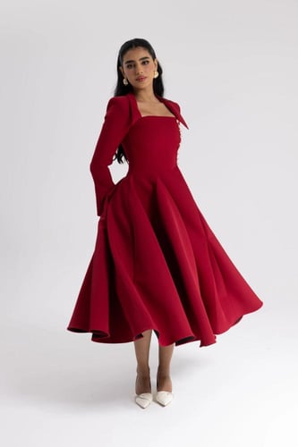 فستان خمري أنيق بقصة ملكية فاخرة