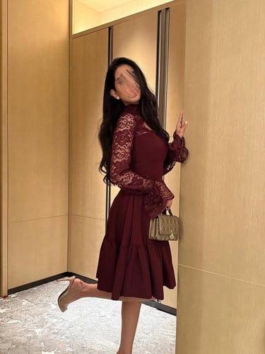 فستان "أرجوان" الميدي بسحر الدانتيل الفرنسي