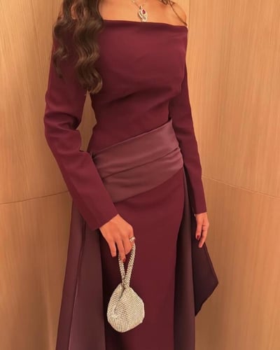 فستان سهرة خمري بأكمام طويلة وقصة أوف شولدر مع ذيل...