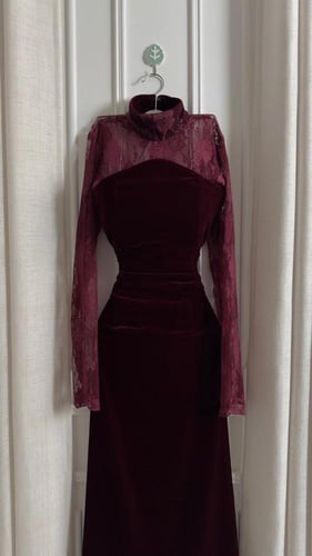 فستان خمري مخملي بدانتيل راقٍ قصّة مستقيمة