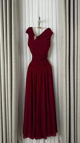 فستان سهرة خمري بكتف واحد بلمسة أنثوية فاخرة