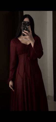 فستان عنابي ملكي بتصميم "بليسيه" يفيض بالأنوثة