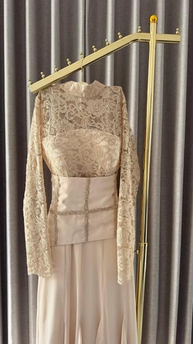 فستان “ليـــمار” دانتيل راقي بقصّة كورسيه