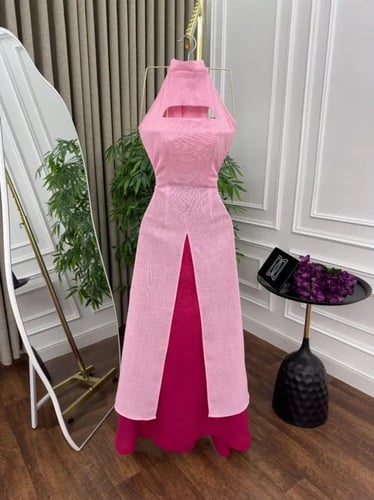 فستان "توليب" ميدي وردي بطبقات مزدوجة وقصة "هالتر"