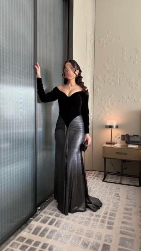 فستان سهرة أسود وفضي بقصّة فاخرة لامعة