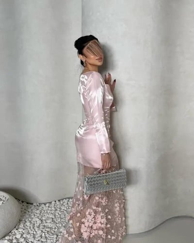 فستان سهرة وردي ساتان بتطريز أنيق ولمسات زهور