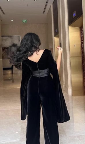 جمبسوت مخملي أسود بقصّة ملكية فاخرة