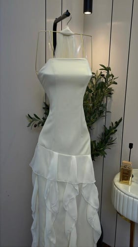 فستان كريمي رقيق بطبقات رفلز لإطلالة العيد