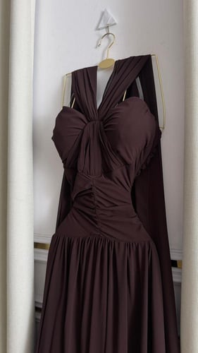 فستان سهرة أسود بتصميم عصري راقٍ