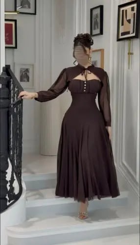 فستان سهرة كلاسيكي يجسد أناقة الزمن الجميل