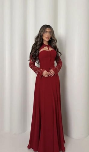 فستان أحمر كلاسيكي بأكمام دانتيل وياقة أنيقة.