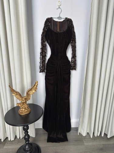 فستان سهرة بني شوكولاتة مخمل بكورسيه وكم دانتيل