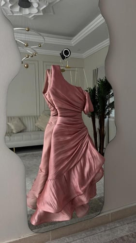 فستان سهرة وردي فاخر بطبقات منسدلة وتصميم كتف واحد