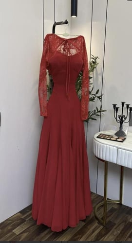 فستان أحمر كلاسيكي بأكمام دانتيل وياقة أنيقة.