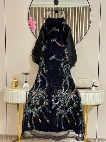 فستان أسود مطرّز بألوان ملكية فاخرة